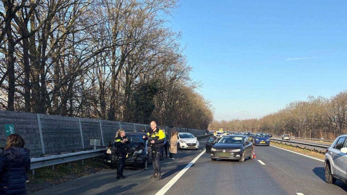 Ongeval met vier auto's op A2 bij Sint Joost: rijstrook afgesloten