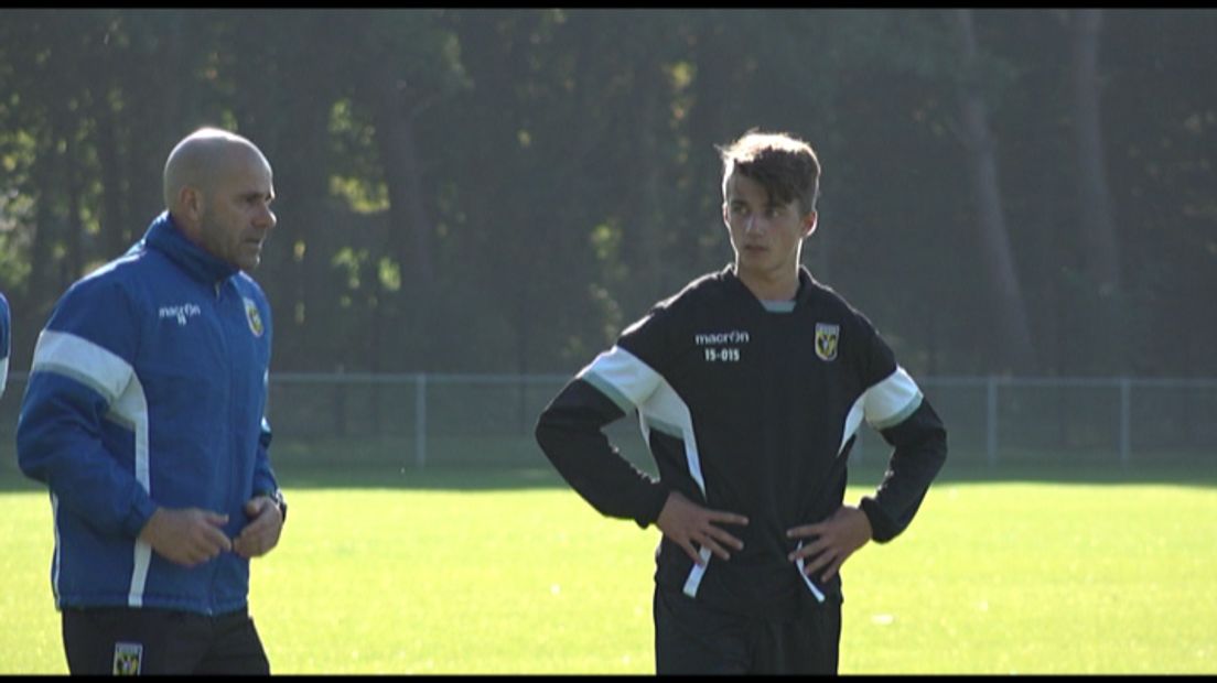 Hij is pas 14 jaar oud, maar mag nu al meetrainen met het eerste elftal van Vitesse: Georgy Theuns stond deze week op het veld bij de selectie van de Arnhemse club.