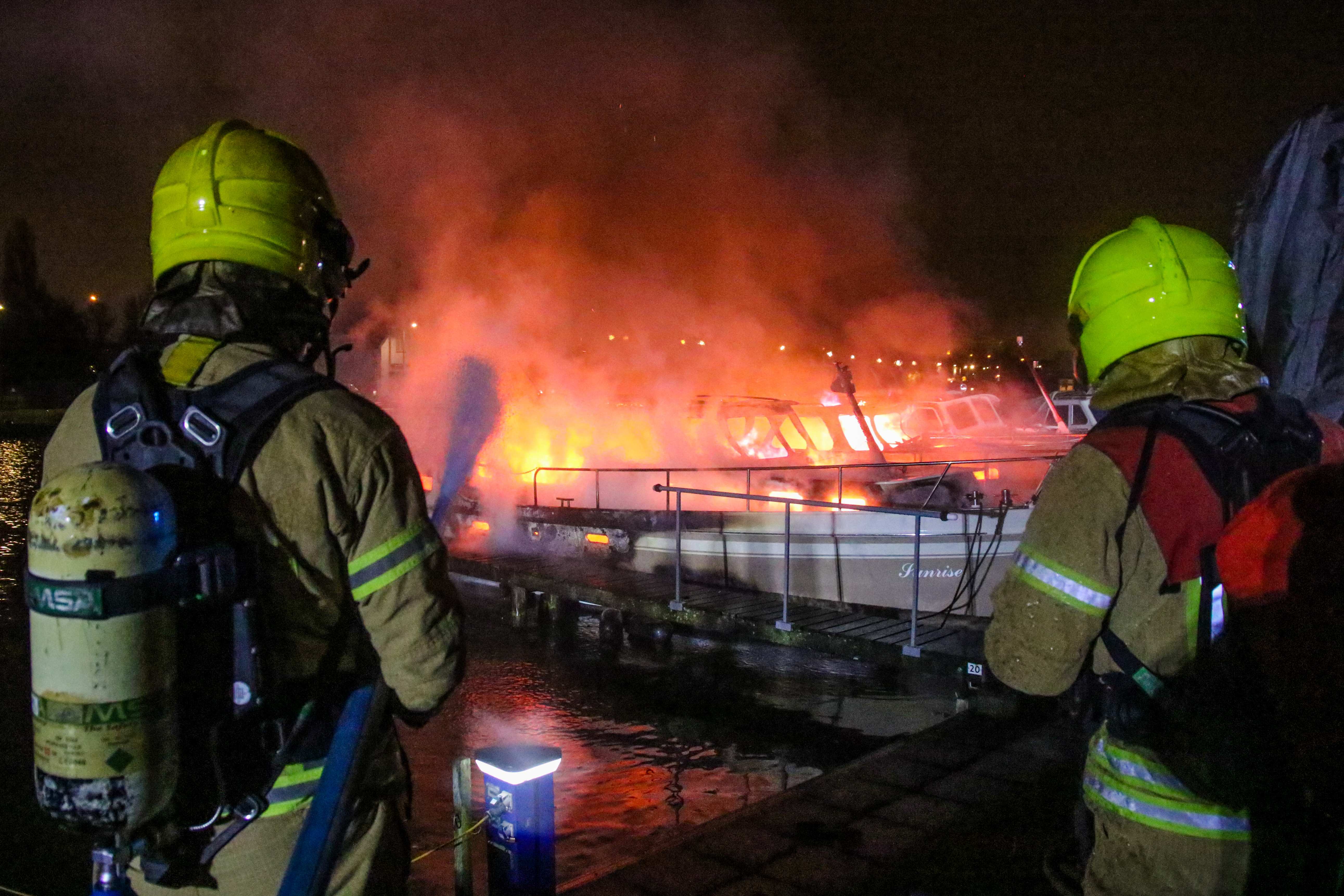 Beide boten stonden volledig in brand