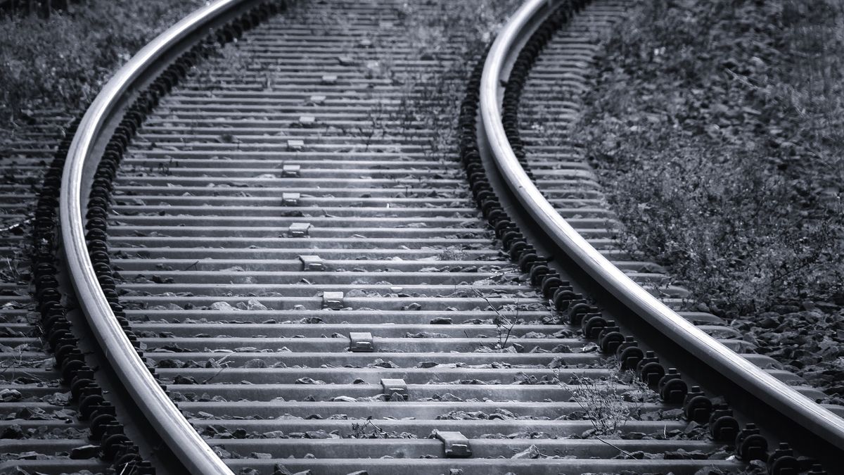 Locomotief raakt overkapping na spoorverzakking, één goederenspoor nog altijd afgesloten