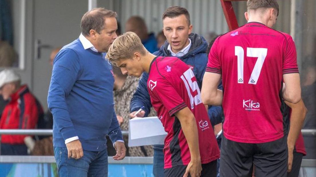 Julian Jansen (15) maakt zich op voor zijn FC Rijnvogels-debuut
