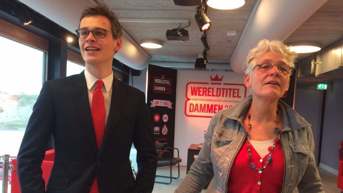 Een blije Roel Boomstra met moeder Annemieke (Rechten: Karin Mulder / RTV Drenthe)