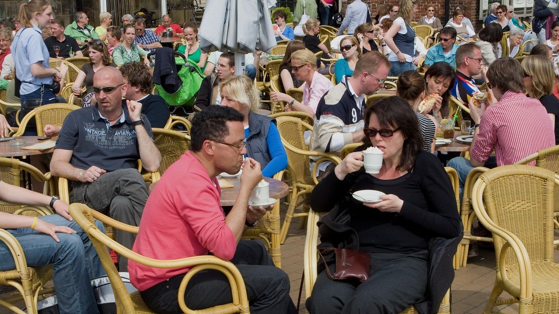 Mensen op een terras in de Groninger binnenstad