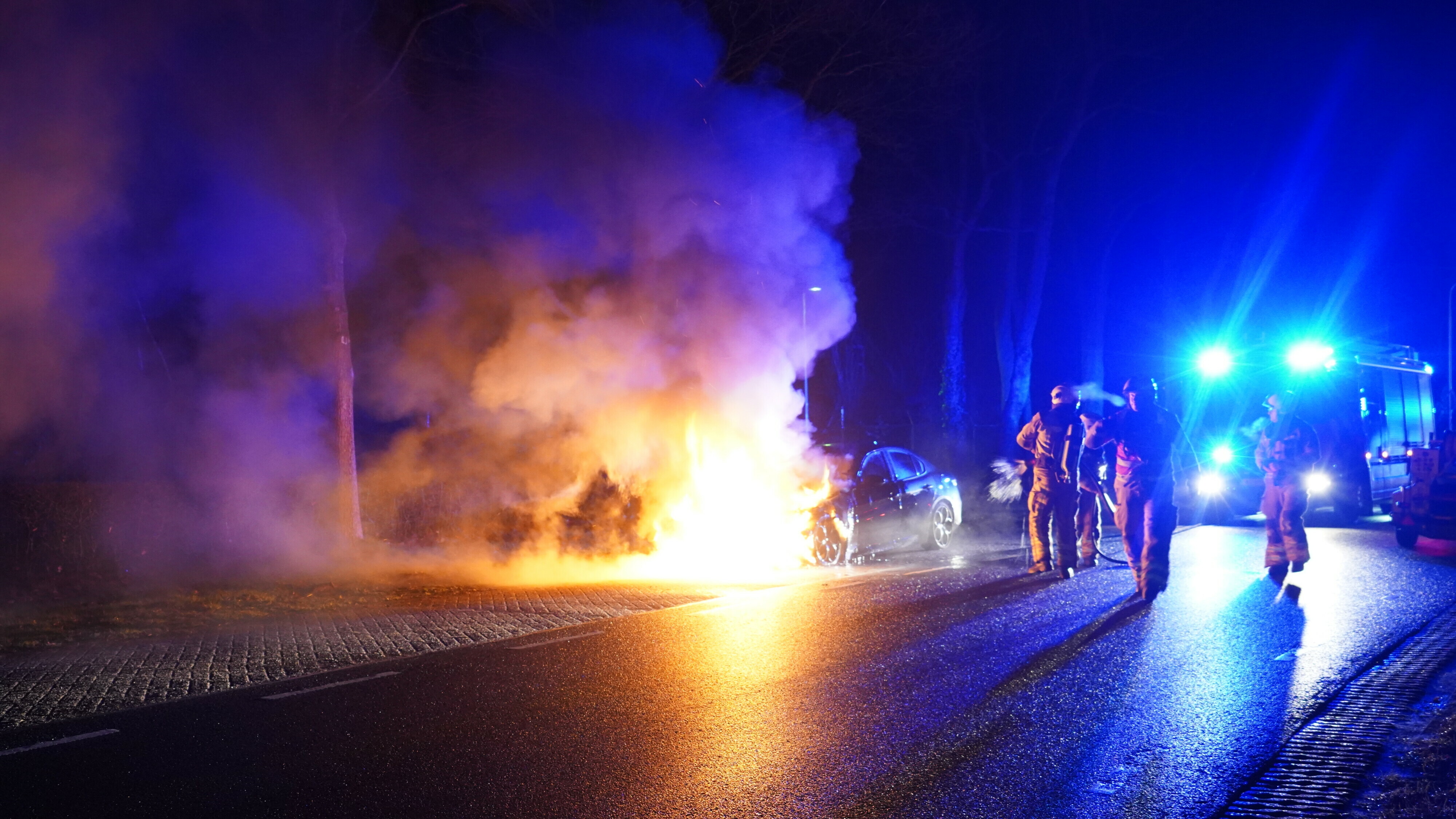 Auto verwoest door brand vlak bij vakantiepark Assen