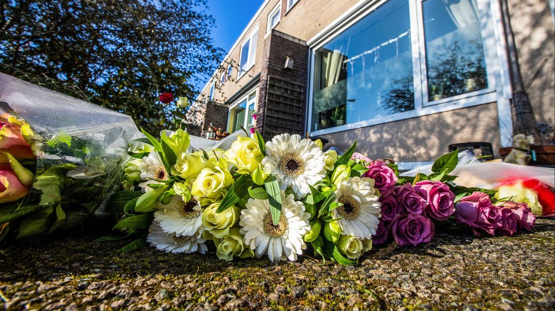 Bij de woning in Delft zijn door buurtbewoners bloemen neergelegd