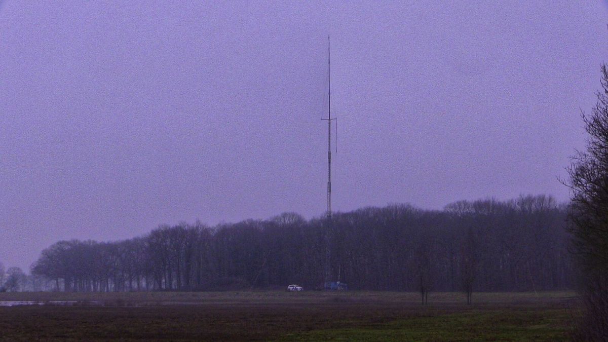 UPDATE: ontmanteling zendmast met illegale zender omgeving Rietmolen trekt publiek, politie sommeert