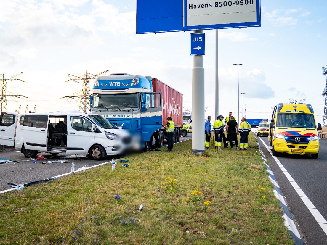 Door de klap kwam het busje dwars op de weg te staan, tegen de vrachtwagen aan