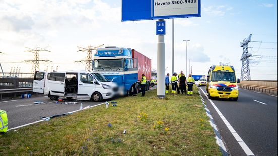 Meerdere gewonden bij ongeluk met vrachtwagen en busje. Meerdere gewonden bij ongeluk met vrachtwagen en busje.