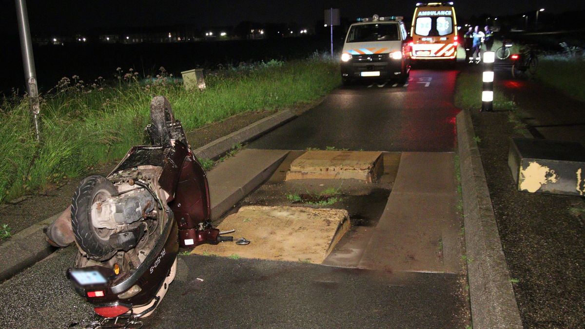 Scooterrijder gaat onderuit in bussluis in Assen