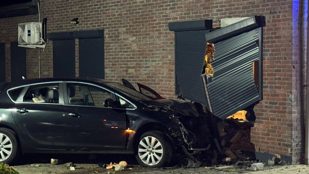 Auto rijdt huis binnen in Kerkrade: twee gewonden