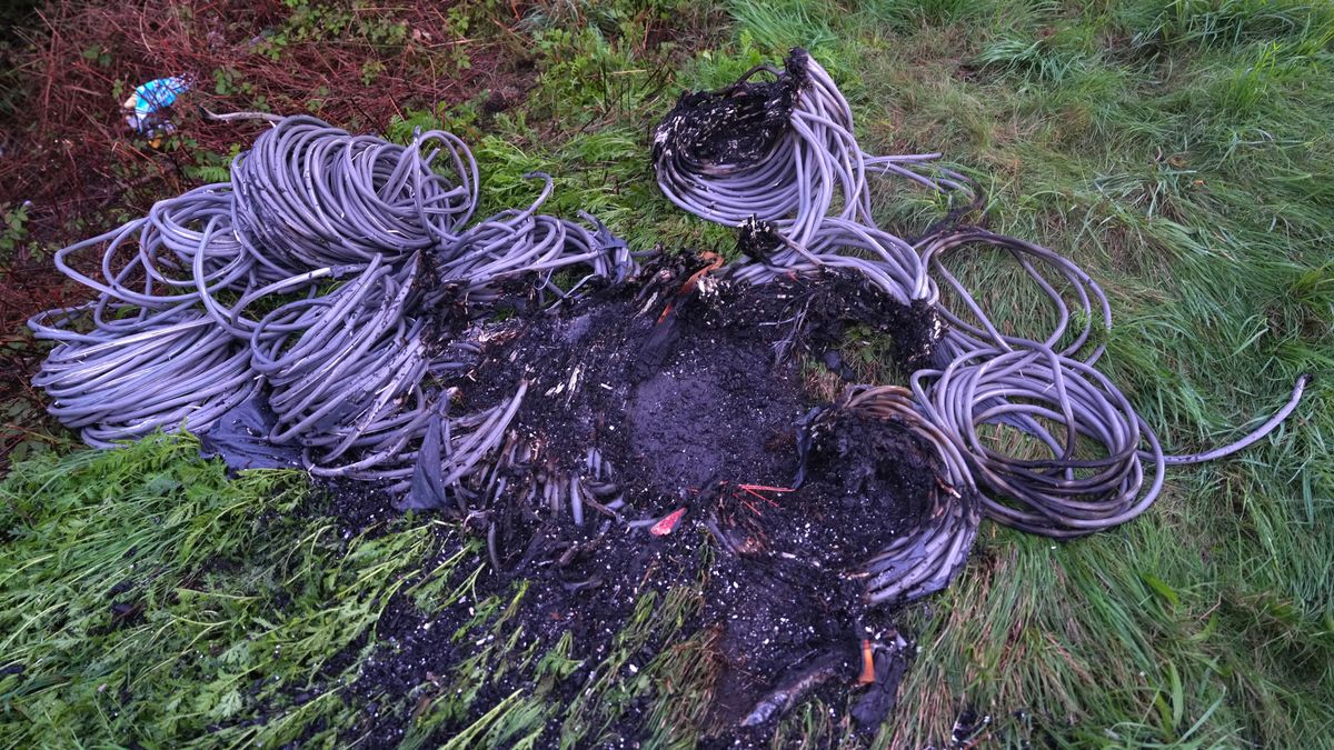 Kabels gedumpt en in brand gestoken langs weg tussen Staphorst en Meppel