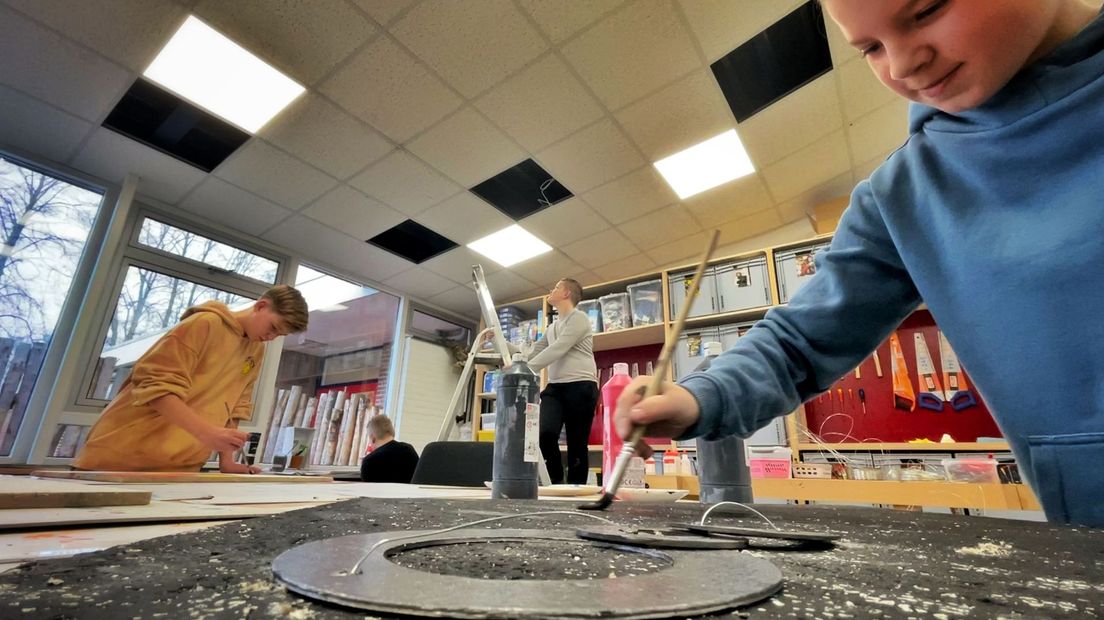 De platen die uit het plafond gehaald zijn, worden gepimpt door de leerlingen