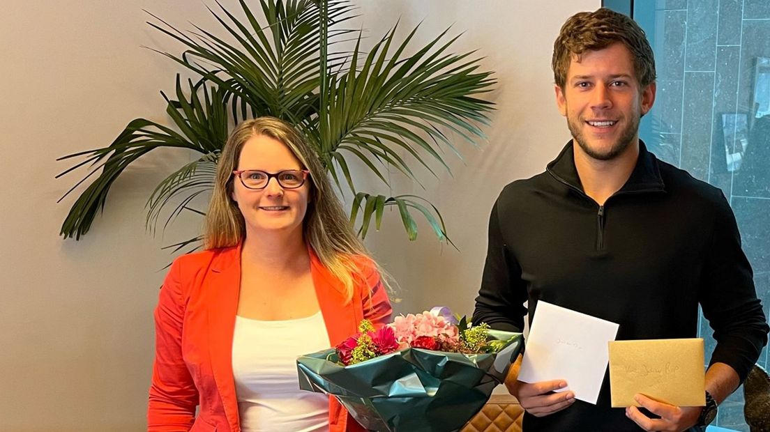 Julian Rip krijgt bloemen in het stadhuis van Vianen uit handen van sportwethouder Tirtsa Kamstra.