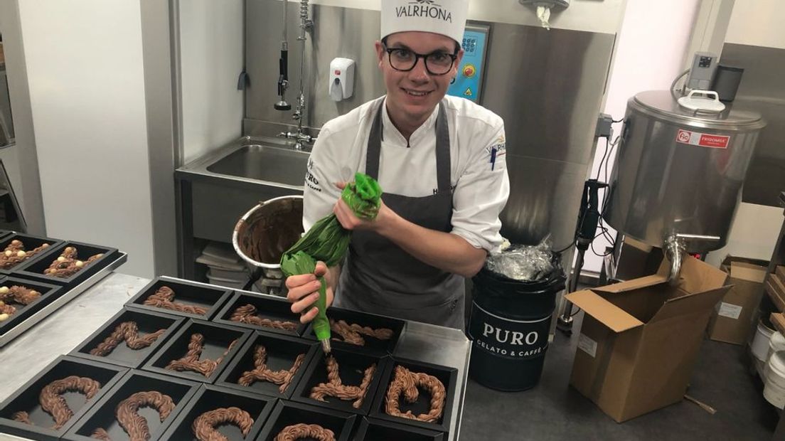Hans Spitsbaard is druk met het maken van chocoladeletters bij Puro in Ede.