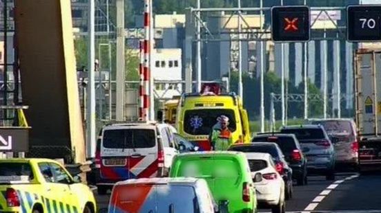 Fikse vertraging door ongeluk en vrachtwagen met klapband op A16 en A15. Fikse vertraging door ongeluk en vrachtwagen met klapband op A16 en A15.