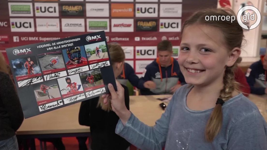 Helle Engelsman uit groep 7 van basisschool De Schatgraaf in Arnhem kreeg donderdag de voltallige BMX-selectie van Sportcentrum Papendal op bezoek.