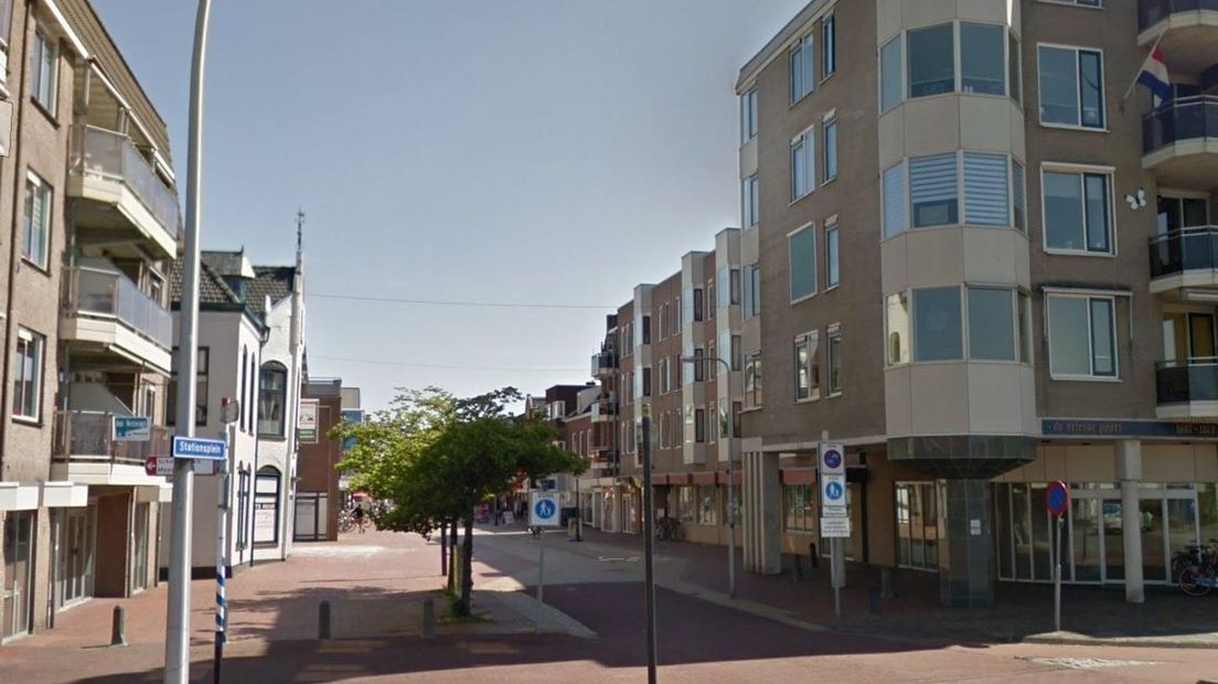 Mogen auto's straks vanaf het Stationsplein de Friesestraat in rijden (Rechten: Google Streetview)