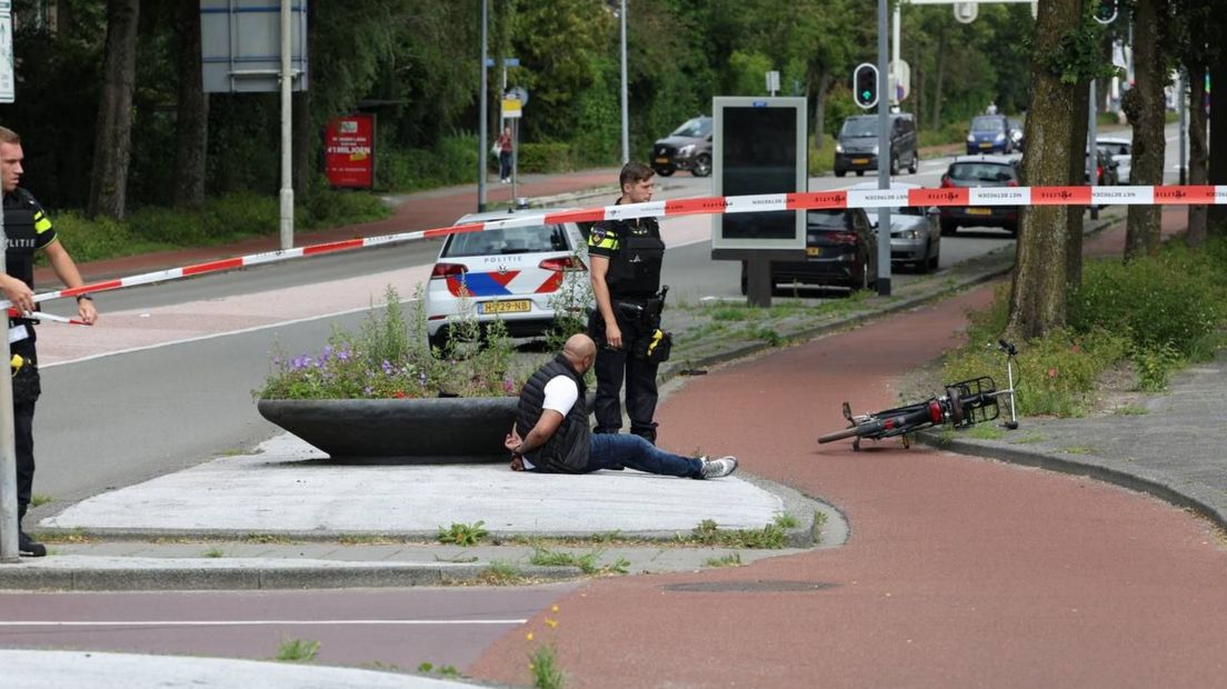 De politie heeft een man in de boeien geslagen