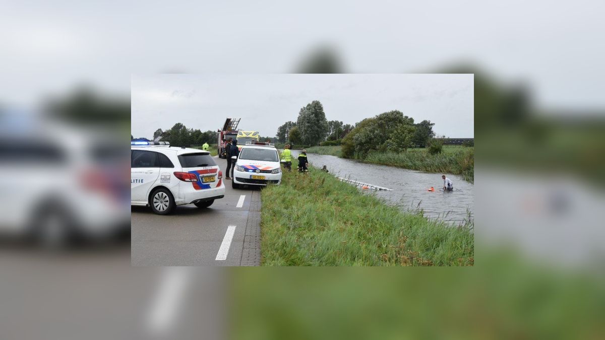 VIDEO: Hulpdiensten redden man van auto in vaart bij Driezum