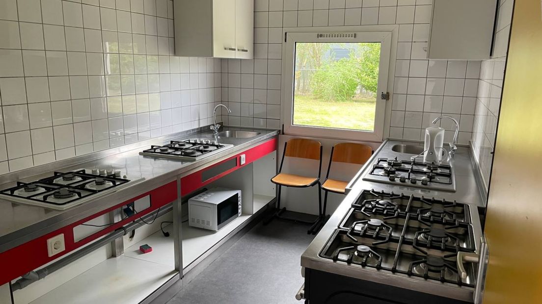 Een gemeenschappelijke keuken in het hotel