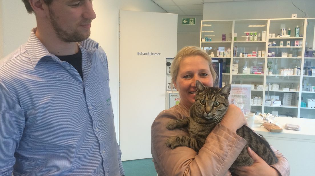 Dierenarts Bas Dijkstra en Yvonne Zoet met (kater) Poes (Rechten: Berton van Balveren / RTV Drenthe)