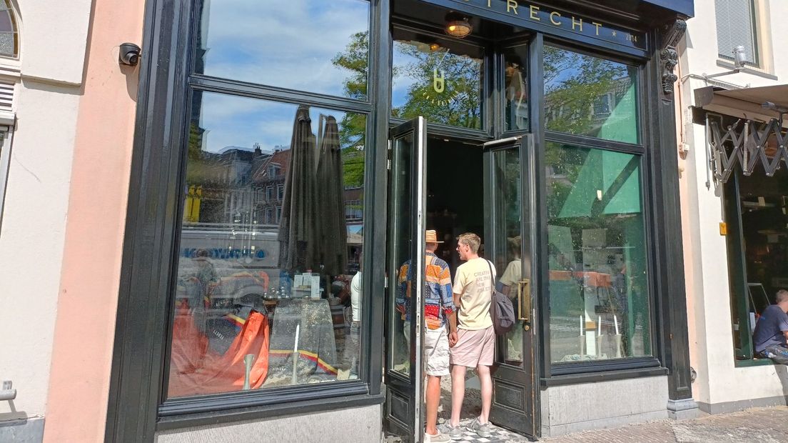 Veel mensen komen even kijken naar de schade na de brand.
