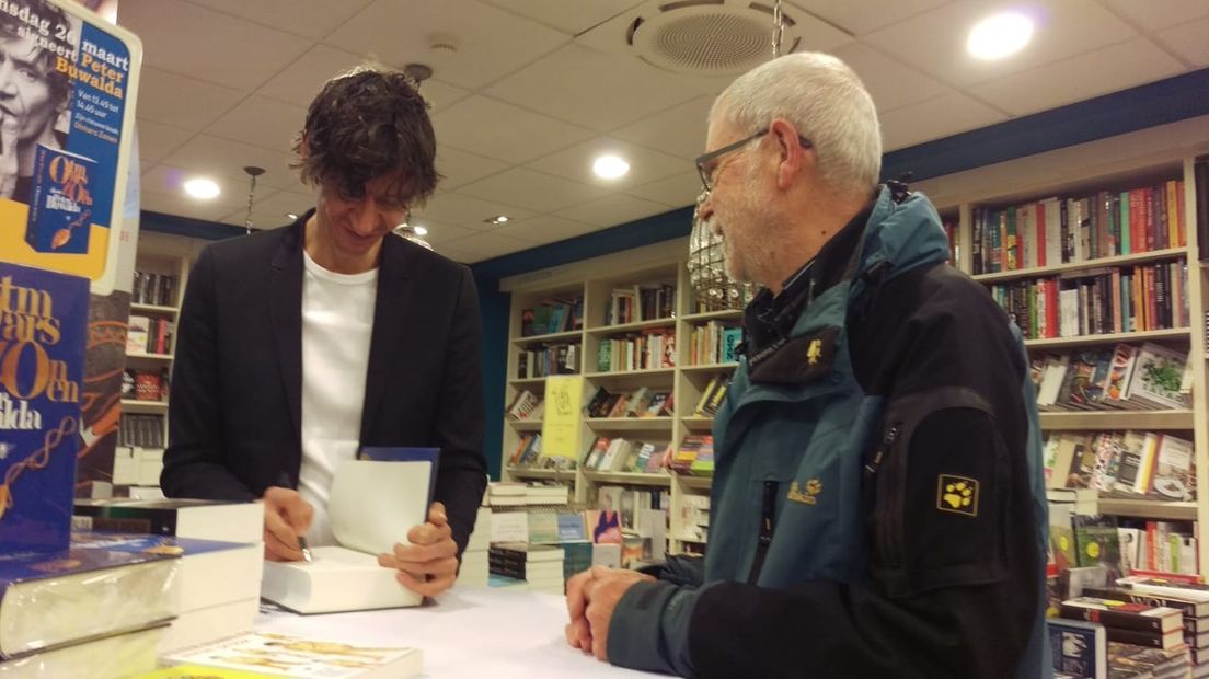 Zeeuwen in de rij voor handtekening van schrijver Peter Buwalda