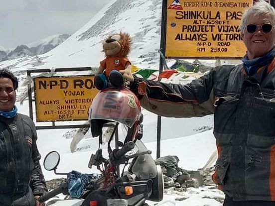 Expeditie Oost: Siem (75) rijdt op motor over kilometers hoge bergtoppen van India en Nepal