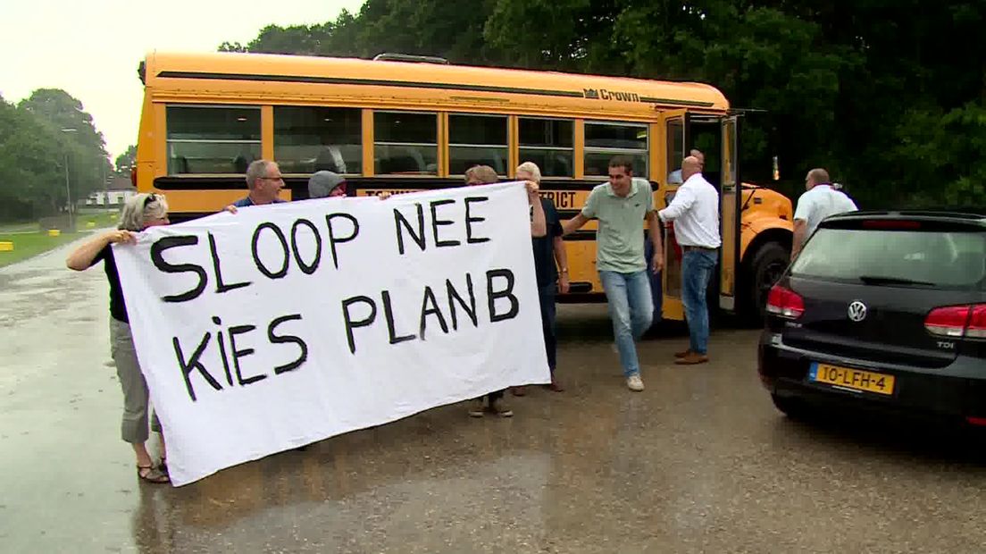 De bewoners stappen met hun spandoek uit de bus (Rechten: RTV Drenthe/Jeroen Kelderman)