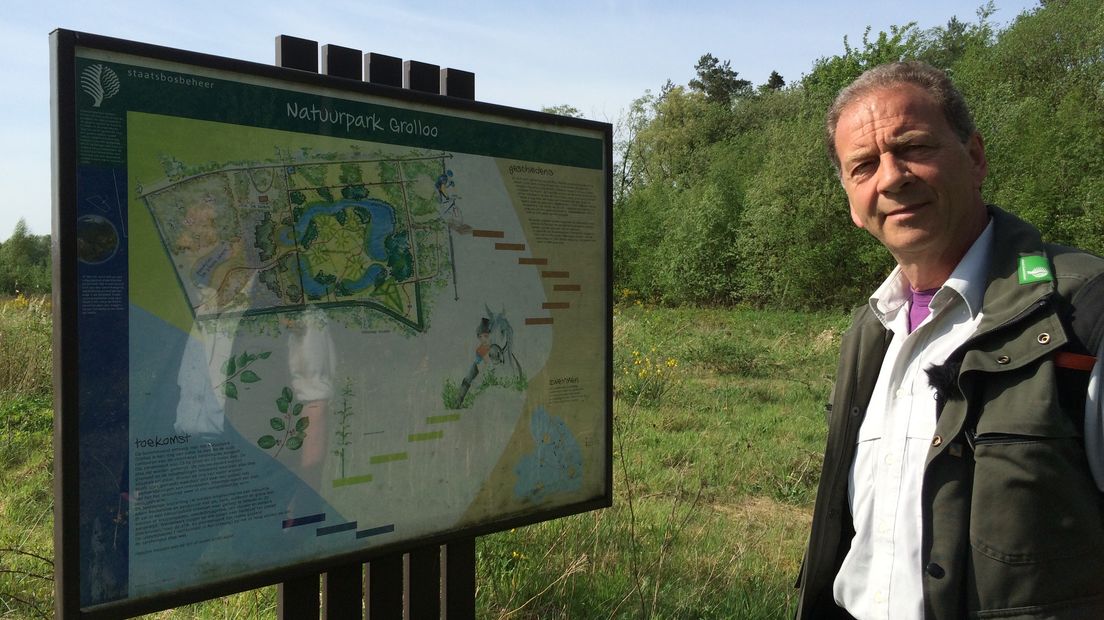 Boswachter Evert Thomas bij de kaart met daarop het nieuwe natuurpark Grolloo