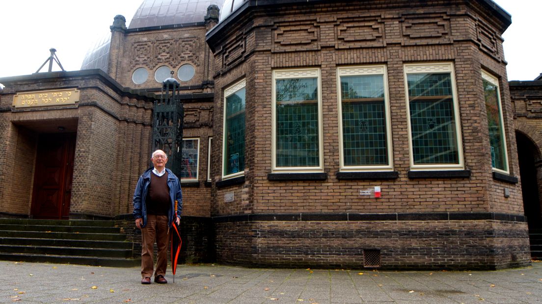 Bert Woudstra (85) voor de synagoge in zijn woonplaats Enschede. Hij herinnert zich de ontreddering van zijn ouders na de Kristallnacht levendig. (Rechten: Lydia Tuijnman/RTV Drenthe)