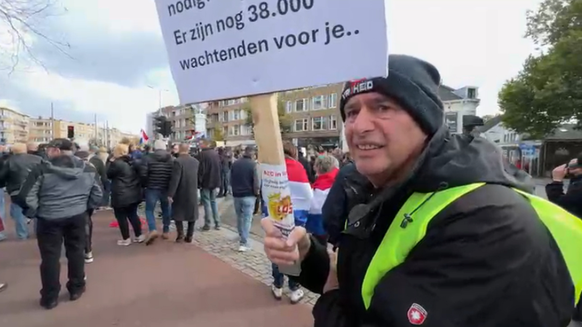 De man demonstreert tegen het azc.