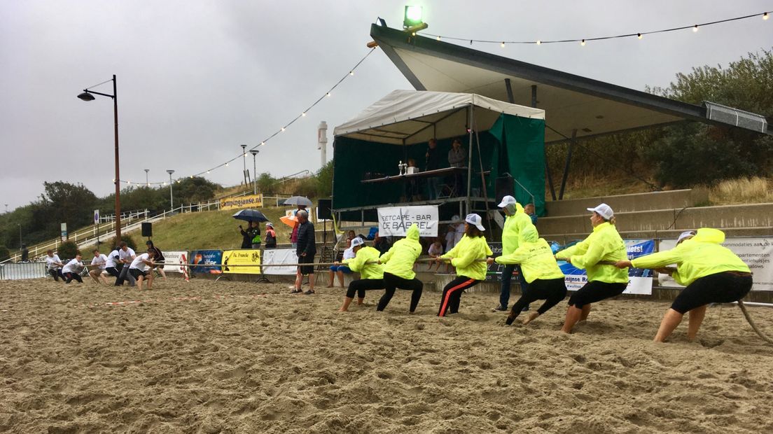 Ondanks de regen bikkelden de deelnemers van het touwtrekken in Zoutelande gewoon door!