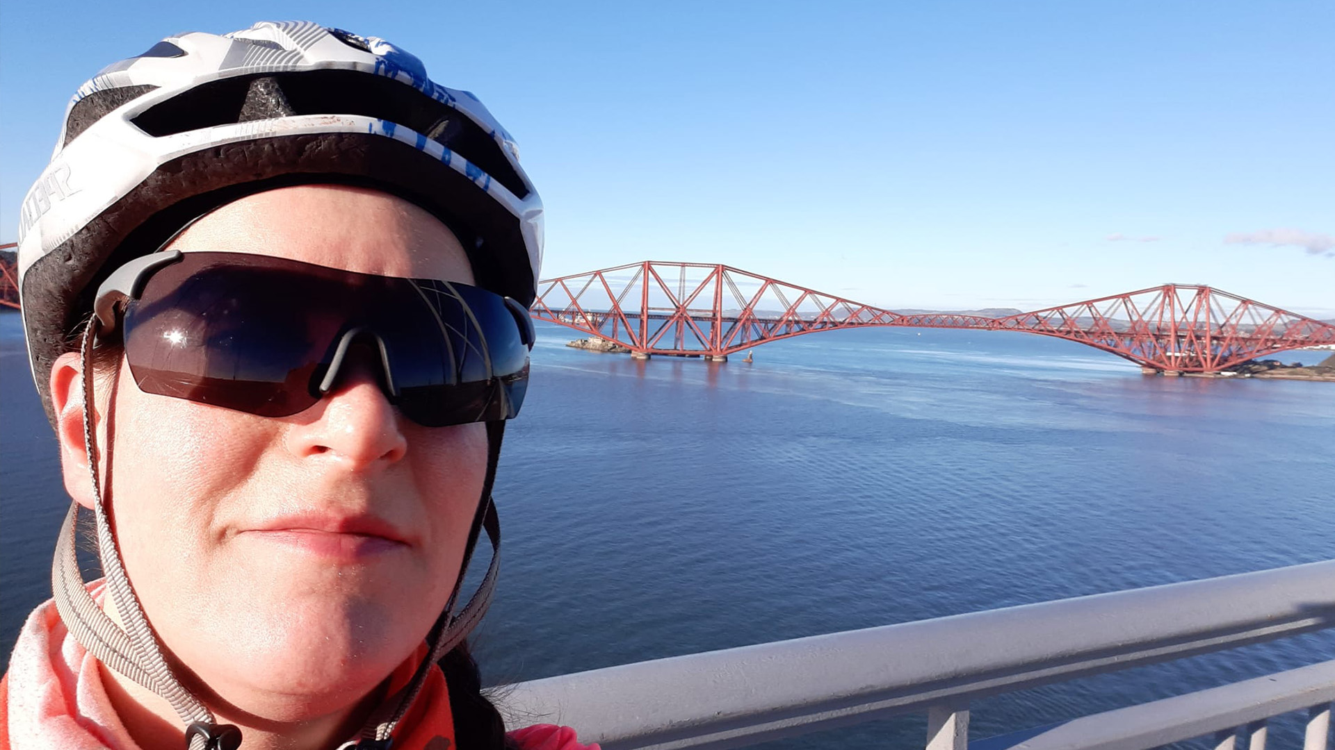 Fytstocht mei wyldkampearjen, hjir op de Forth Road Bridge mei útsjoch op de ikoanyske Forth Railway Bridge