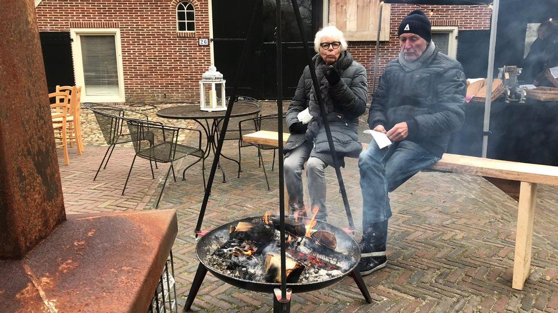 Genieten bij een vuurtje (Rechten: RTV Drenthe / Mathijs Holtrop)