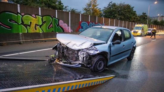 Video: Krantenbezorgster overleden na aanrijding met auto. Video: Krantenbezorgster overleden na aanrijding met auto.