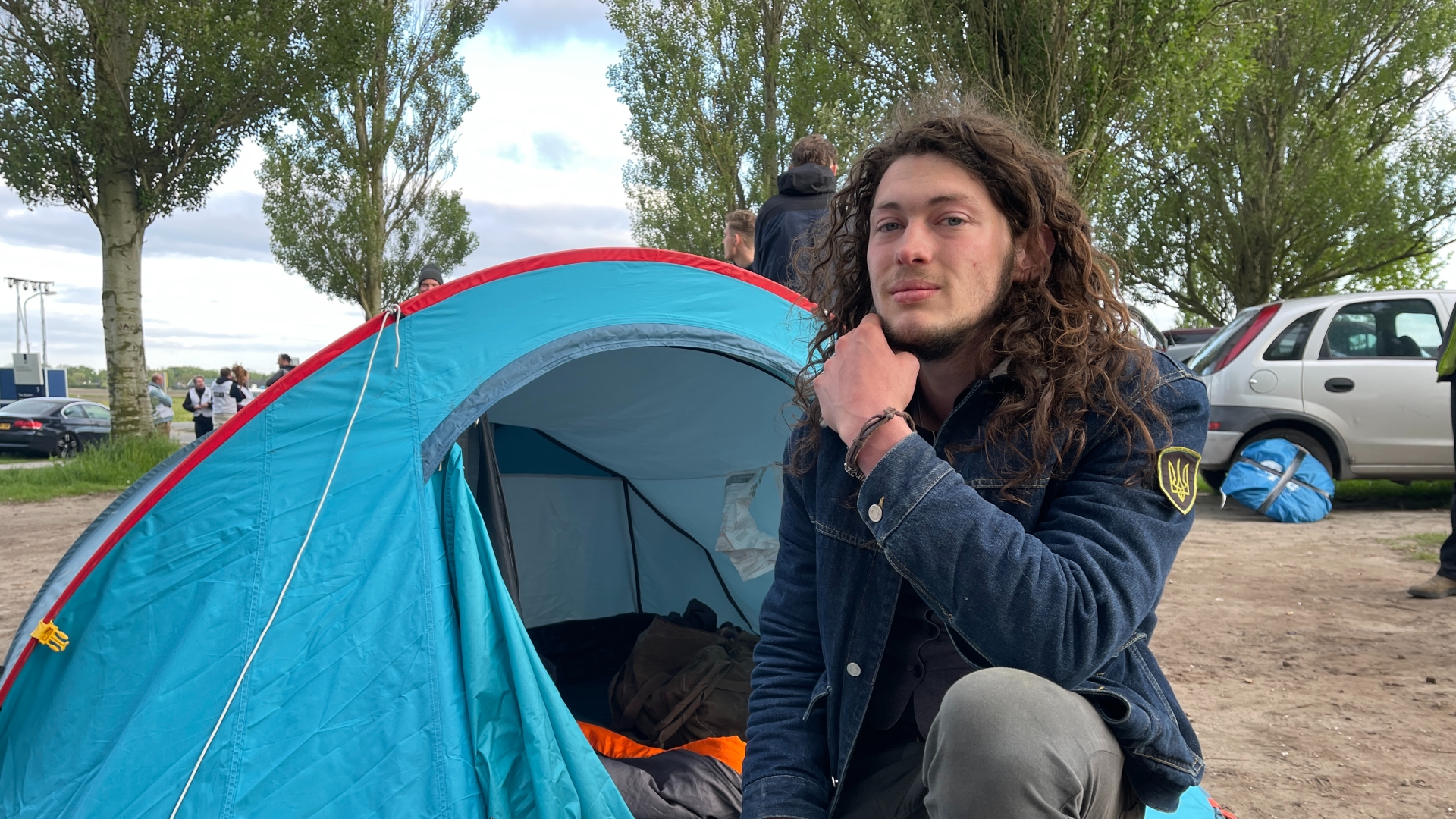 Chiel Setz zit voor zijn tent