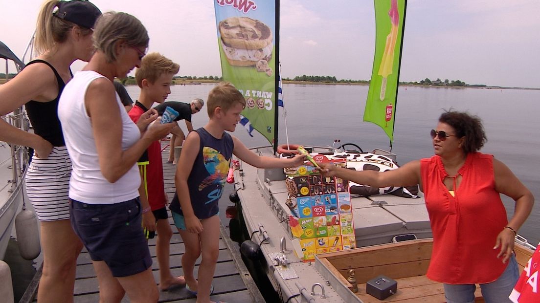 Clarissa helpt een paar Belgische klanten op het Veerse Meer.