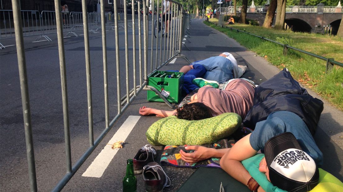Jongemannen slapen langs het parcours, bij het Spoorwegmuseum.