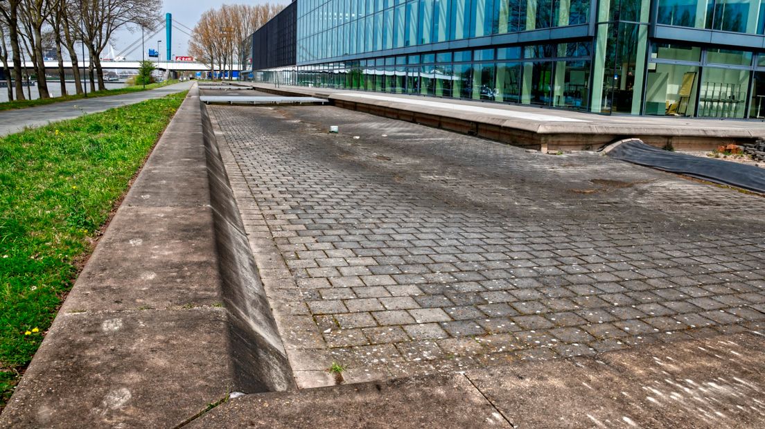 Vijftien jaar na de oplevering staat een groot deel van de vijver nog steeds droog