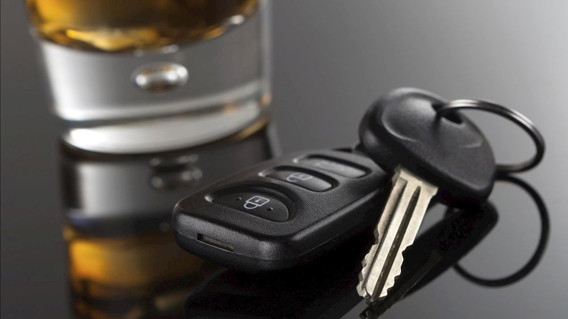 Dronken man rijdt bijna agent omver