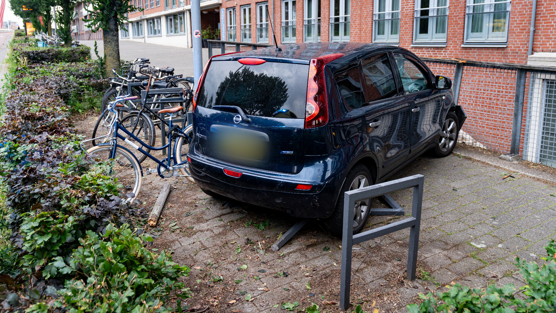 Een auto reed meerdere fietshekjes omver.