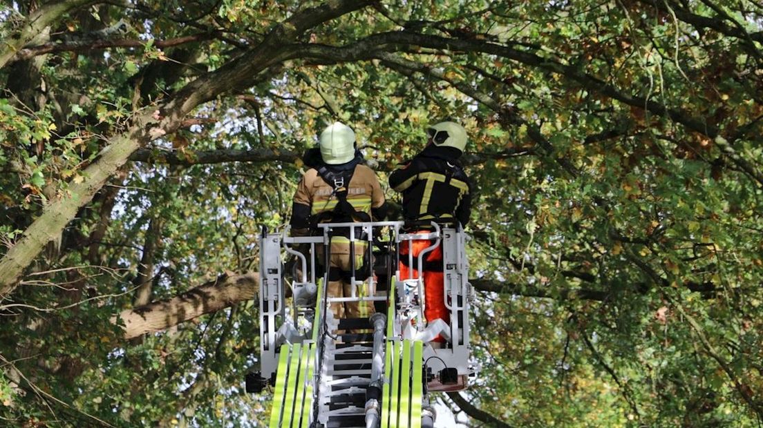 De brandweer werkt vanuit een hoogwerker