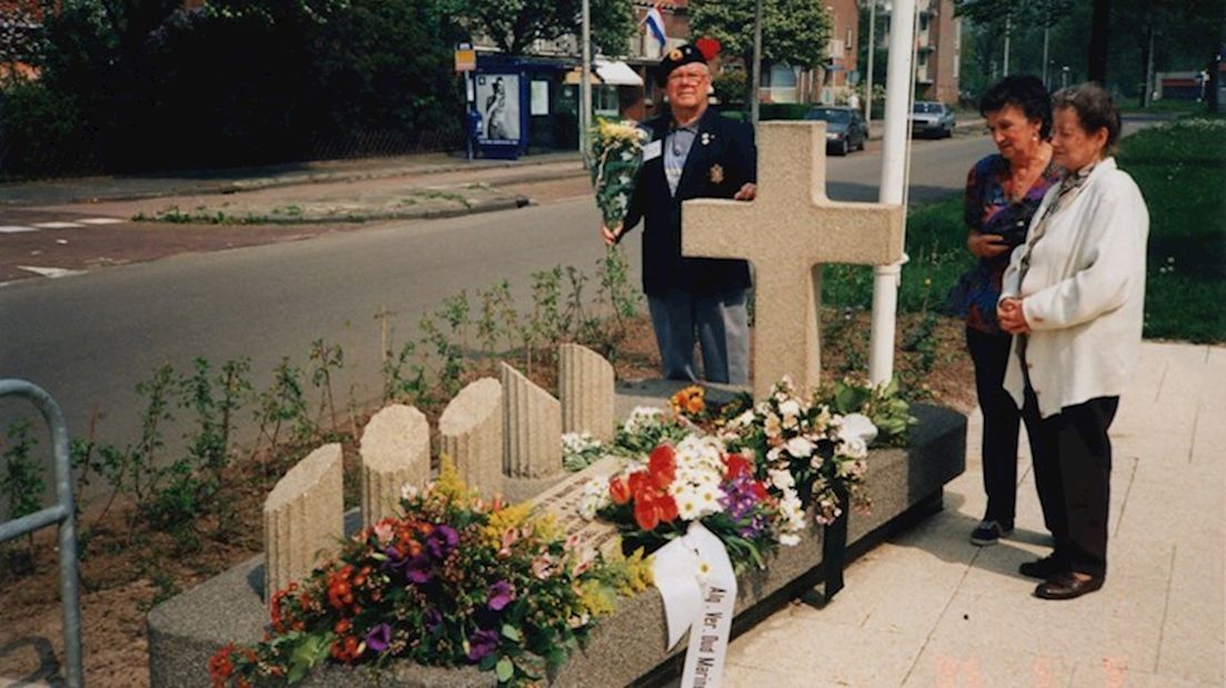 Familie van Van Dijk met een veteraan bij het monument in Zwolle