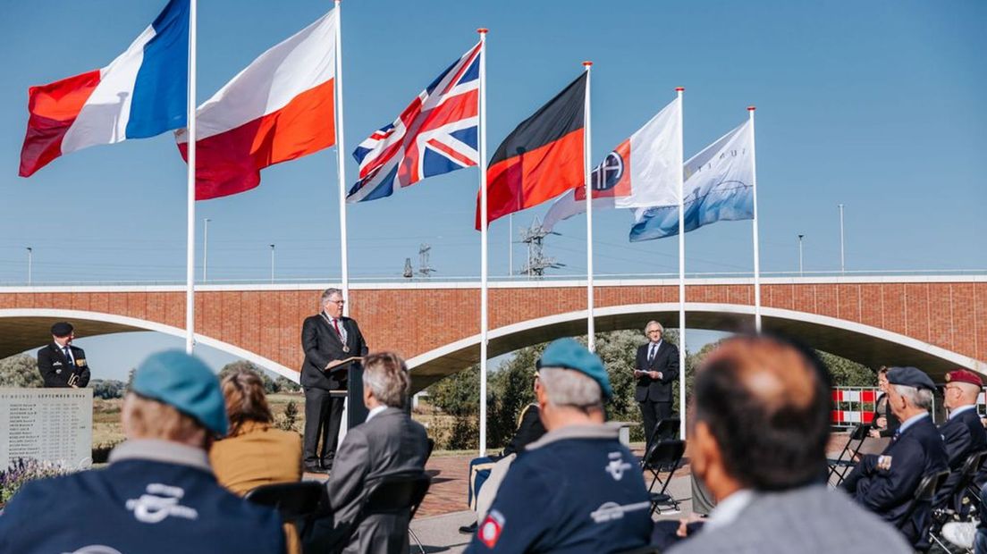 De jaarlijkse herdenking bij De Oversteek.