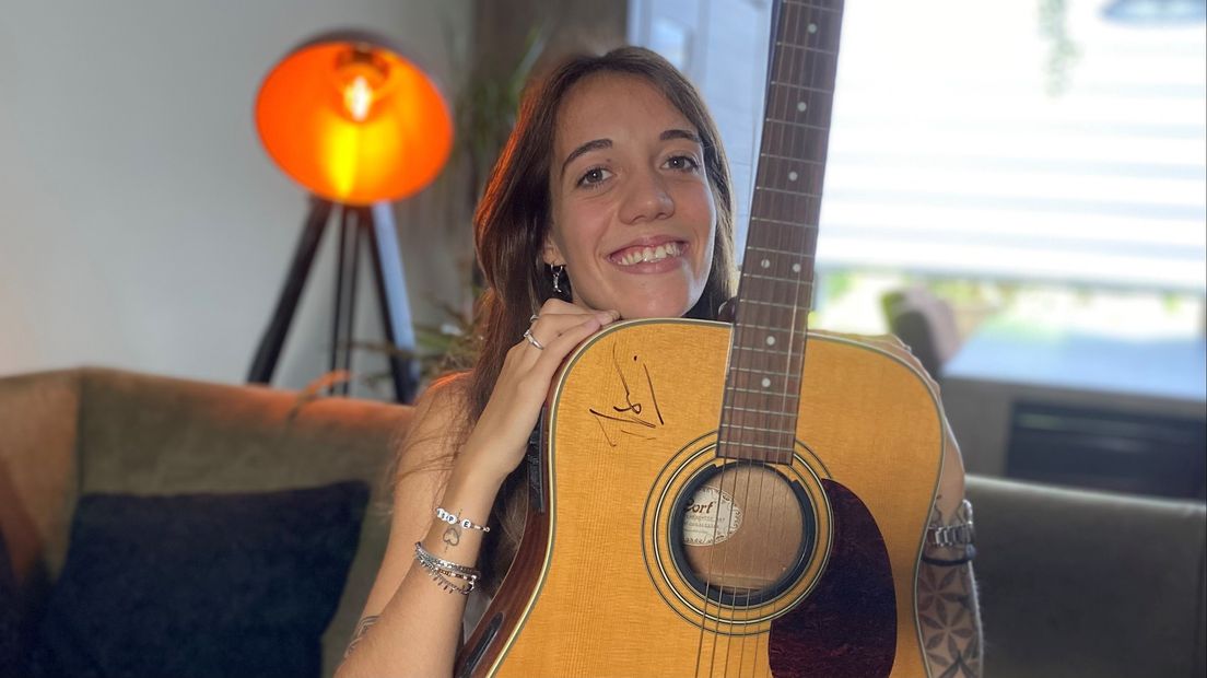 De 24-jarige Angela Porceddu met haar door Ilse gesigneerde gitaar