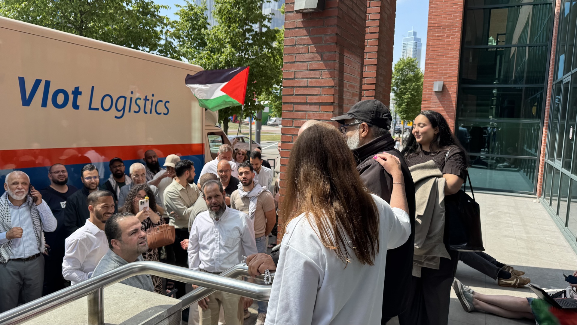 Verdachte Amin Abou R. wordt met applaus ontvangen door Palestina-activisten na de uitspraak.