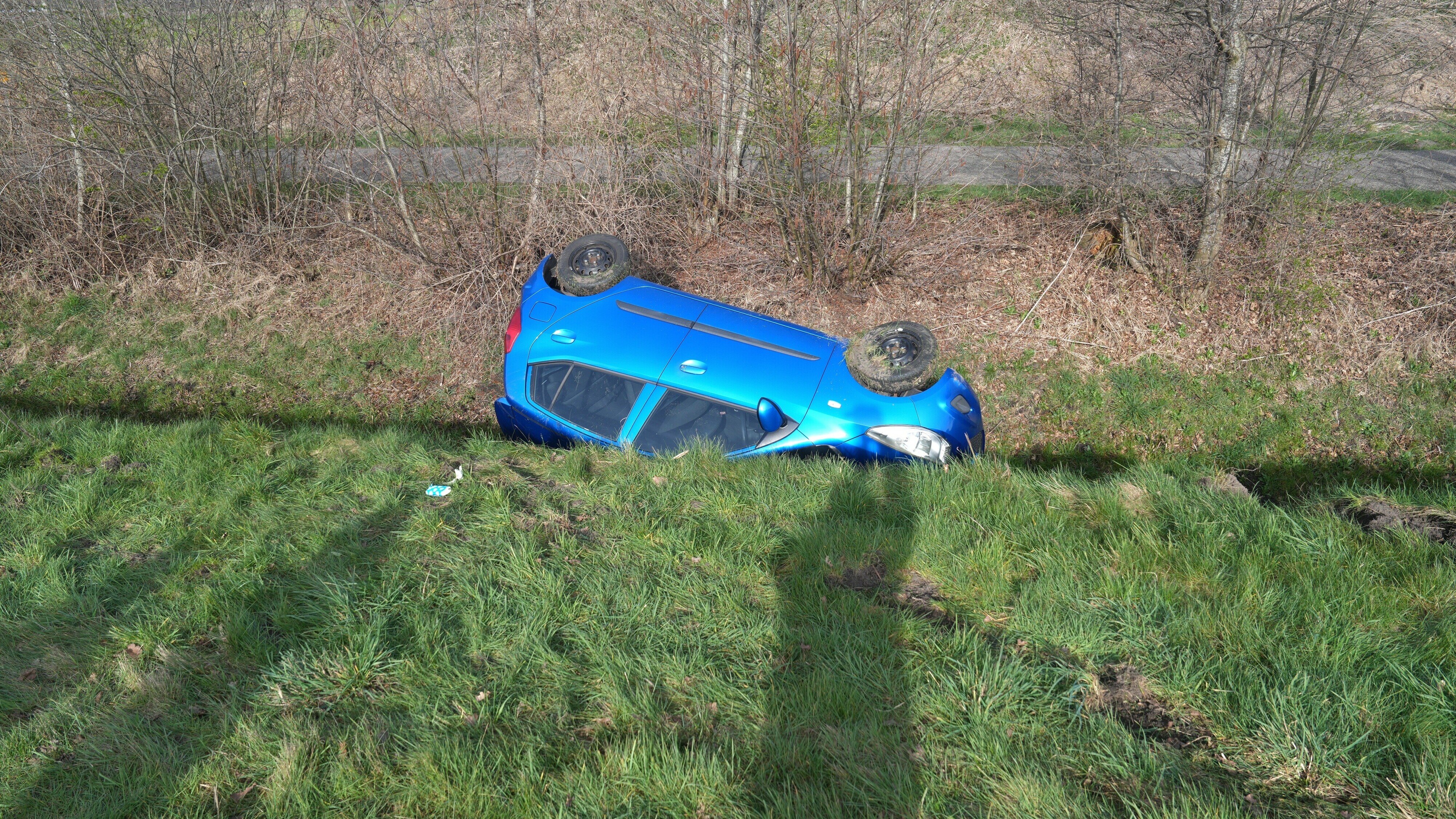 Auto raakt van de weg bij Meppel