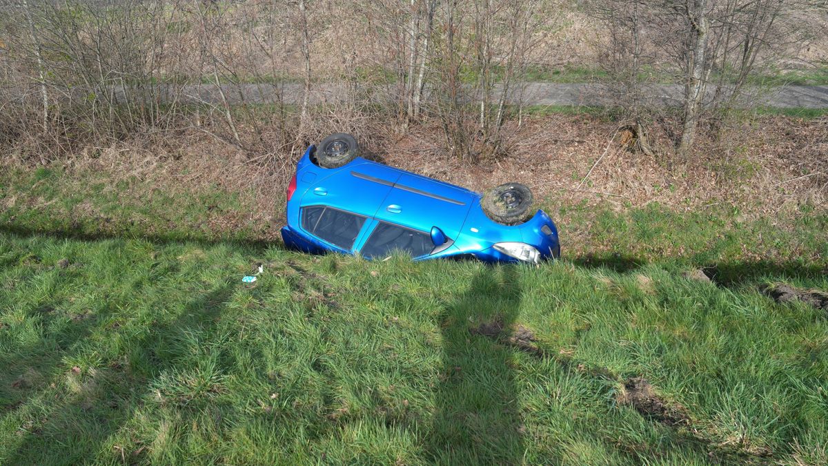 Auto raakt van de weg bij Meppel