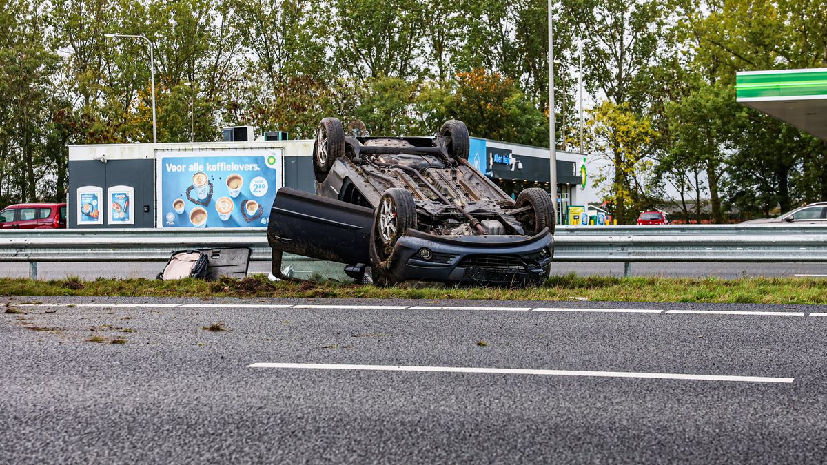 File door ongeluk op A7 bij Joure | Bestuurder rijdt in sloot in Sonnega